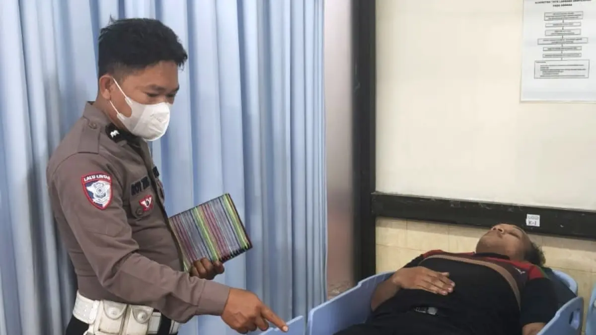 LAKA: Petugas memeriksa salah seorang korban kecelakaan usai dievakuasi di RS Delta Surya, Sidoarjo.