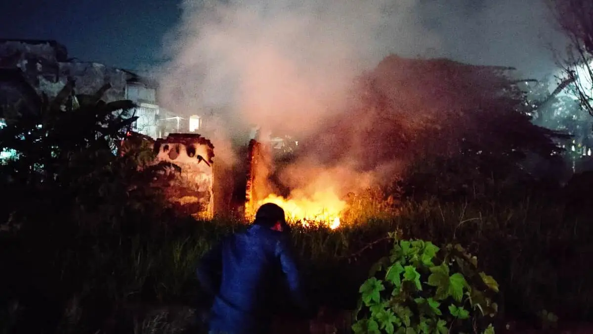 MEMBARA: Petugas berupaya memadamkan api saat kebakaran di kawasan Bungurasih.