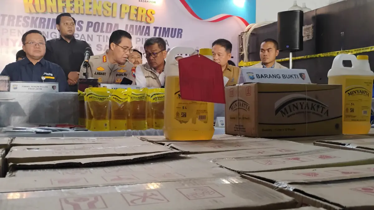 TAK SESUAI: Polda Jatim menggerebek produksi MinyaKita ilegal yang diamankan di komplek pergudangan Sidoarjo. (SURYANTO/RADAR SIDOARJO)