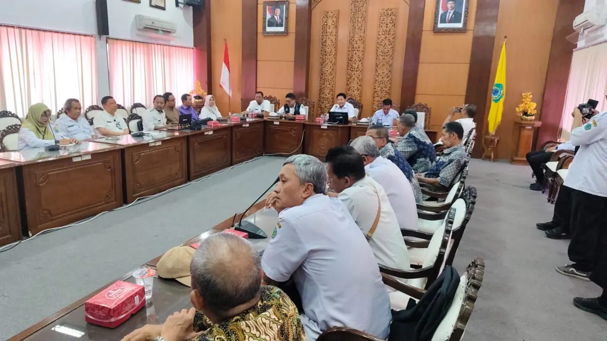 MASALAH: Bupati Sidoarjo Subandi saat rapat soal TPS3R di Ruang Rapat Opsroom, Rabu (22/4).