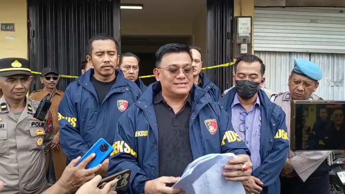 PENGGELEDAHAN: Dirtipideksus Bareskrim Polri Brigjen Pol Ade Safri saat memberi keterangan usai melakukan penggeledahan di Sidoarjo.&nbsp;(SURYANTO/RADAR SIDOARJO)