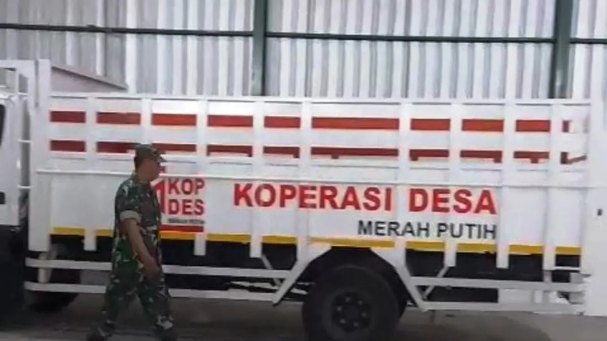 PRODUKTIF: Babinsa Tawangsari, Sertu Sunaryo saat berada di lokasi KDMP. (DIKY SANSIRI/RADAR SIDOARJO)