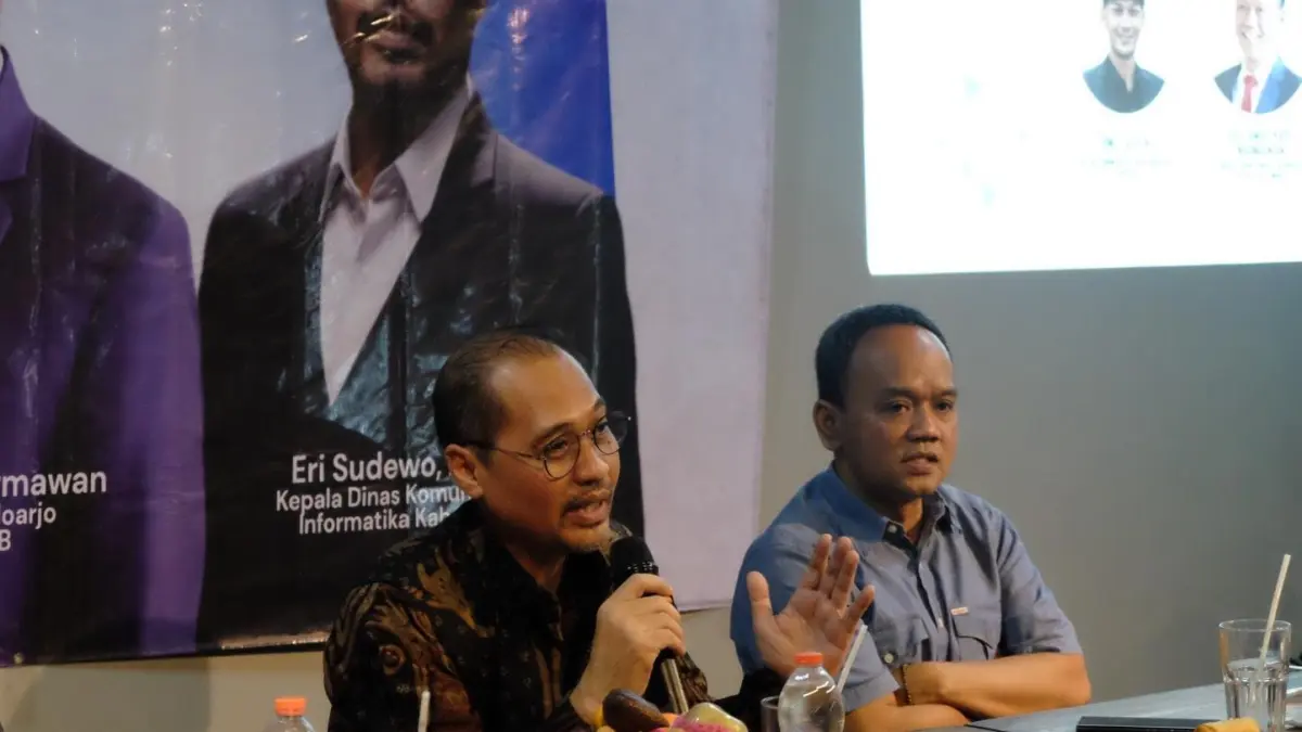 INFORMASI PUBLIK: Kepala Diskominfo Sidoarjo Eri Sudewo (kiri) dan Sekretaris Komisi B DPRD Sidoarjo, Sullamul Hadi Nurmawan.