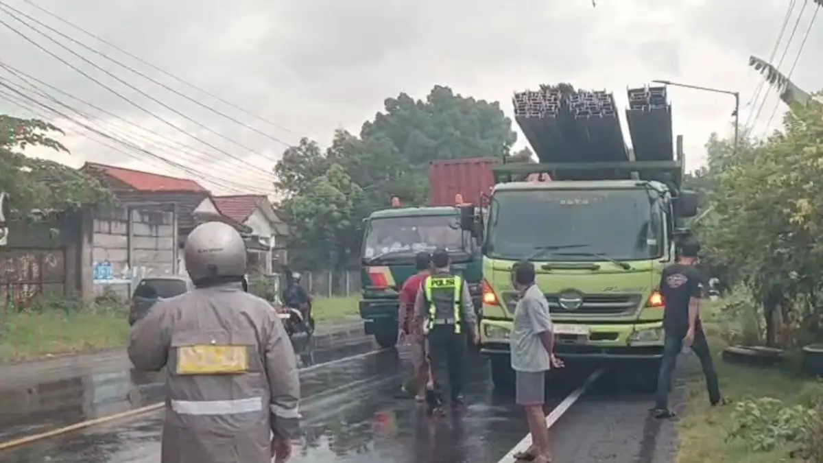 PEMERIKSAAN: Anggota Polsek Balongbendo melakukan olah TKP kecelakaan maut di Jalan Raya Desa Bakutemenggungan, Balongbendo.
