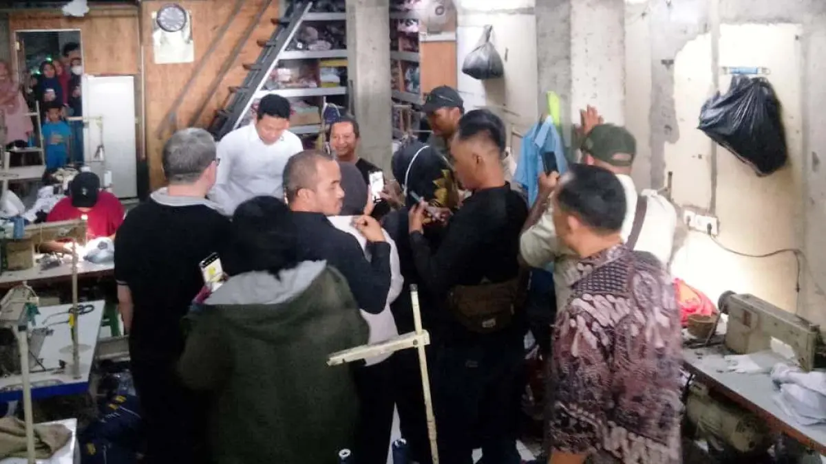 BUTUH SOLUSI: Bupati Sidoarjo Subandi saat melakukan inspeksi mendadak di Kampung Topi, Desa Punggul, Kecamatan Gedangan, Jumat (24/4). (DIKY SANSIRI/RADAR SIDOARJO)