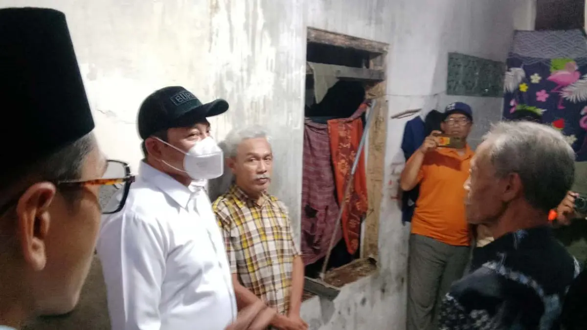TERJUN LANGSUNG: Bupati Sidoarjo Subandi sidak ke rumah tidak layak huni (RTLH) milik Handoko, Jumat (24/4) pagi. (DIKY SANSIRI/RADAR SIDOARJO)