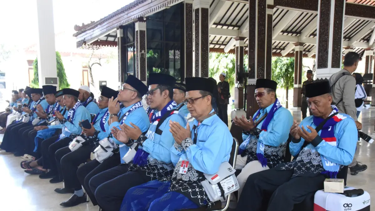 BERDOA: Rombongan pertama calon jemaah haji asal Kabupaten Sidoarjo resmi diberangkatkan pada Minggu (26/4/2026). 