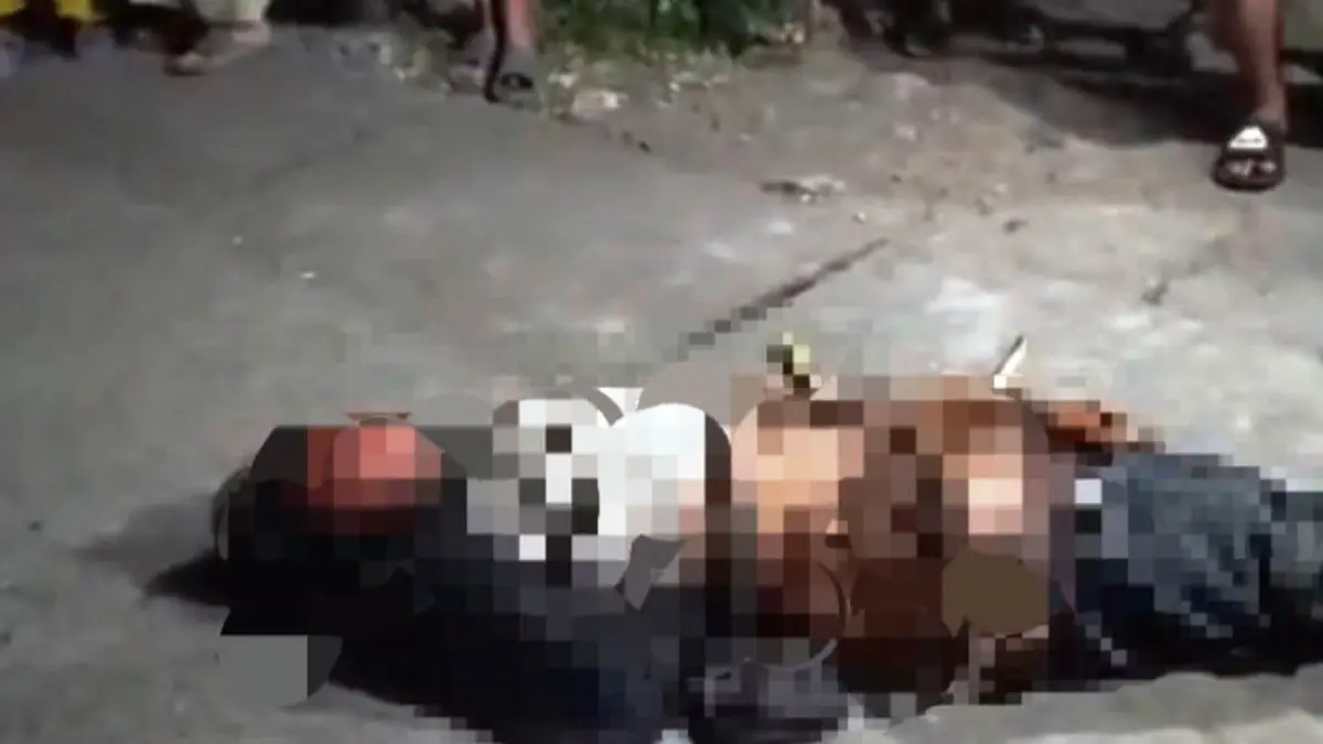 GEREGETAN: Terduga pelaku babak belur usai dimassa warga. &nbsp;