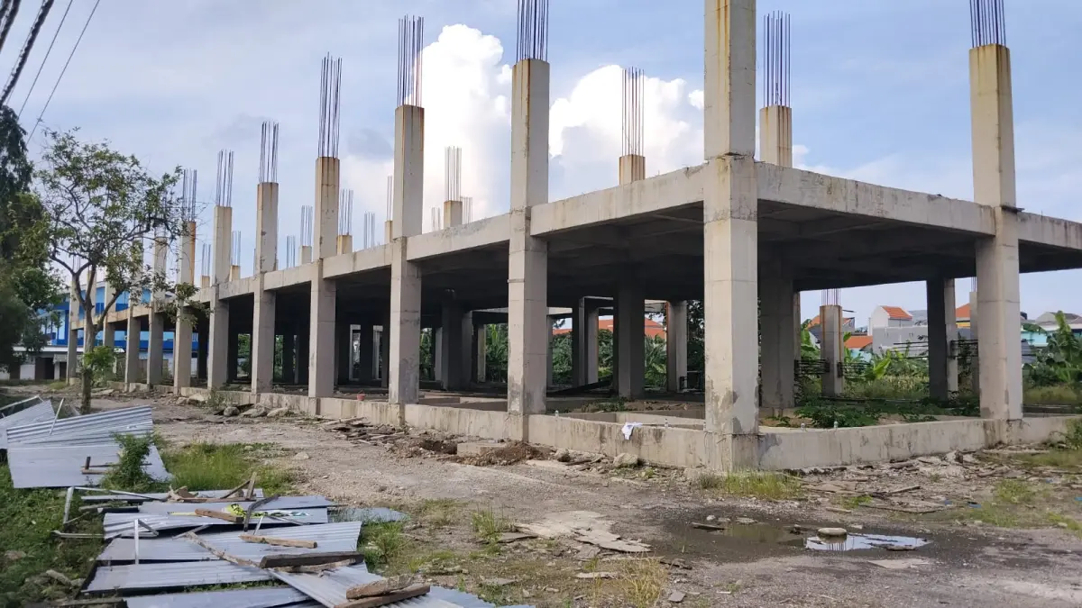 KONTRAKTOR LAMBAT: Progres pembangunan RSUD Sedati Sidoarjo masih 15 persen. (DIKY SANSIRI/RADAR SIDOARJO)