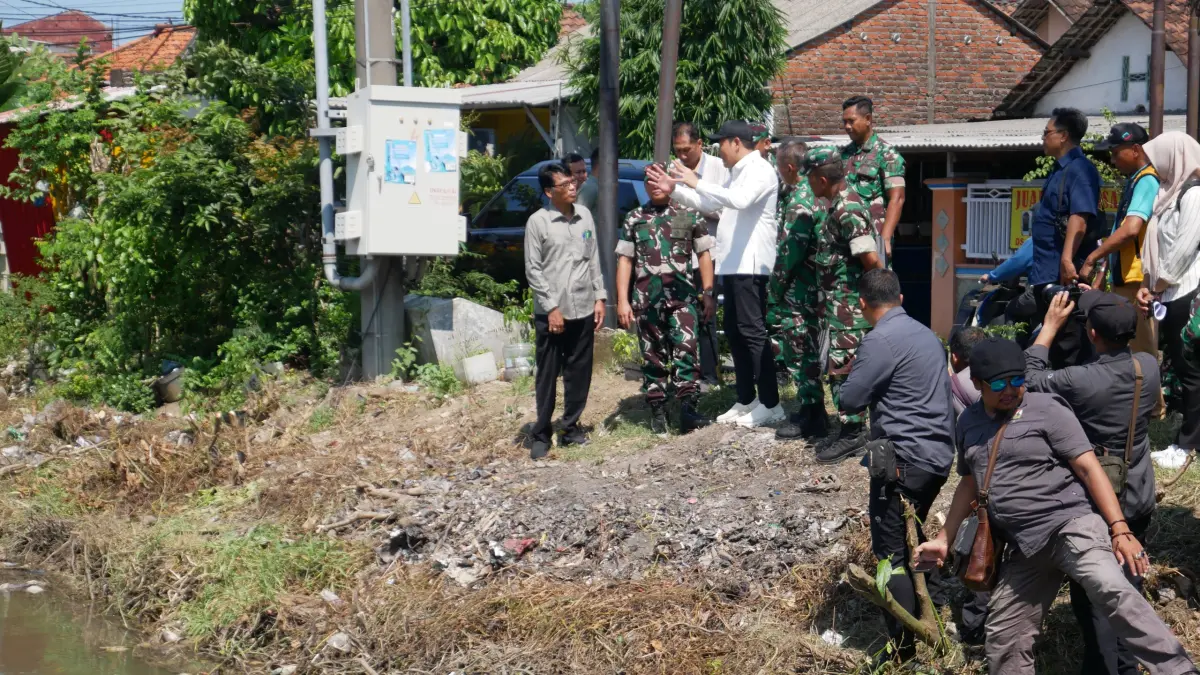 KOORDINASI: Bupati Sidoarjo Subandi, Danrem 084/Bhaskara Jaya Brigjen TNI Kohir, serta Dandim 0816 Letkol CZI Shobirin Setio Utomo saat meninjau lokasi rencana pembangunan jembatan di Desa Plumbungan, Kecamatan Sukodono.