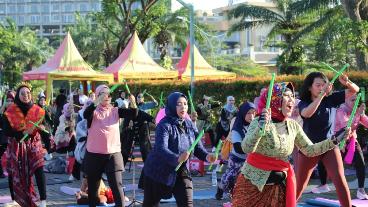 SEHAT: Suasana penuh semangat terasa di Aston Sidoarjo City Hotel & Conference Center saat puluhan perempuan mengikuti kegiatan poundfit bertajuk “Kartini Power Move”. 