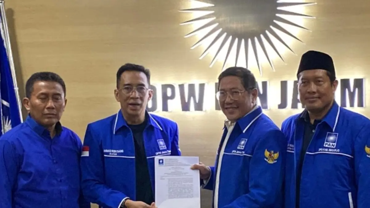 SK TURUN: Khulaim Junaidi (dua dari kanan) didampingi Bangun Winarso (kanan) mendapatkan mandat menjadi Ketua dan Sekretaris DPD PAN Sidoarjo.