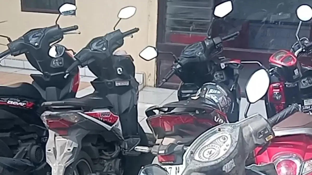 DIPARKIR: Sejumlah motor yang diamankan saat menggagalkan aksi tawuran hingga kini masih di Mapolsek Taman.&nbsp;