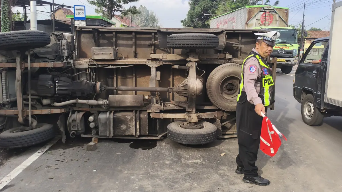 KECELAKAAN: Kondisi truk box yang terguling di Jalan Raya Bakung, Balongbendo, Sidoarjo.&nbsp;