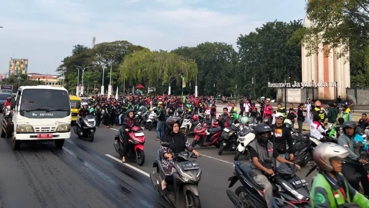 KOMPAK : Peserta aksi demo ojol saat berkumpul di Alun-alun Sidoarjo tahun lalu. (DIKY SANSIRI/RADAR SIDOARJO)