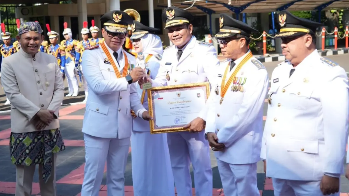 MEMBANGGAKAN: Bupati Sidoarjo Subandi saat menerima penghargaan dari Kemendagri.