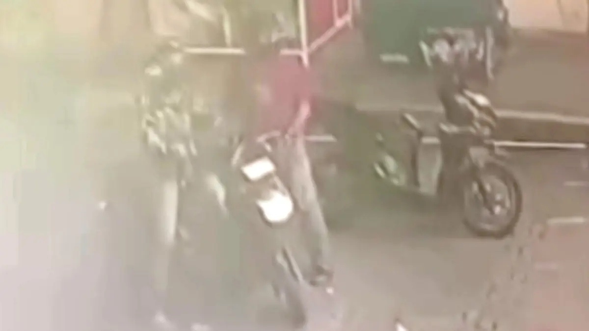 MERESAHKAN: Terduga pelaku curanmor saat mencuri motor.