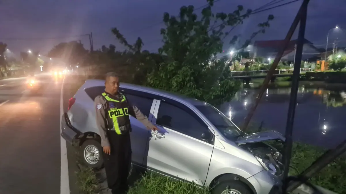 PENYOK: Kondisi mobil Daihatsu Sigra setelah diduga diserempet truk trailer.