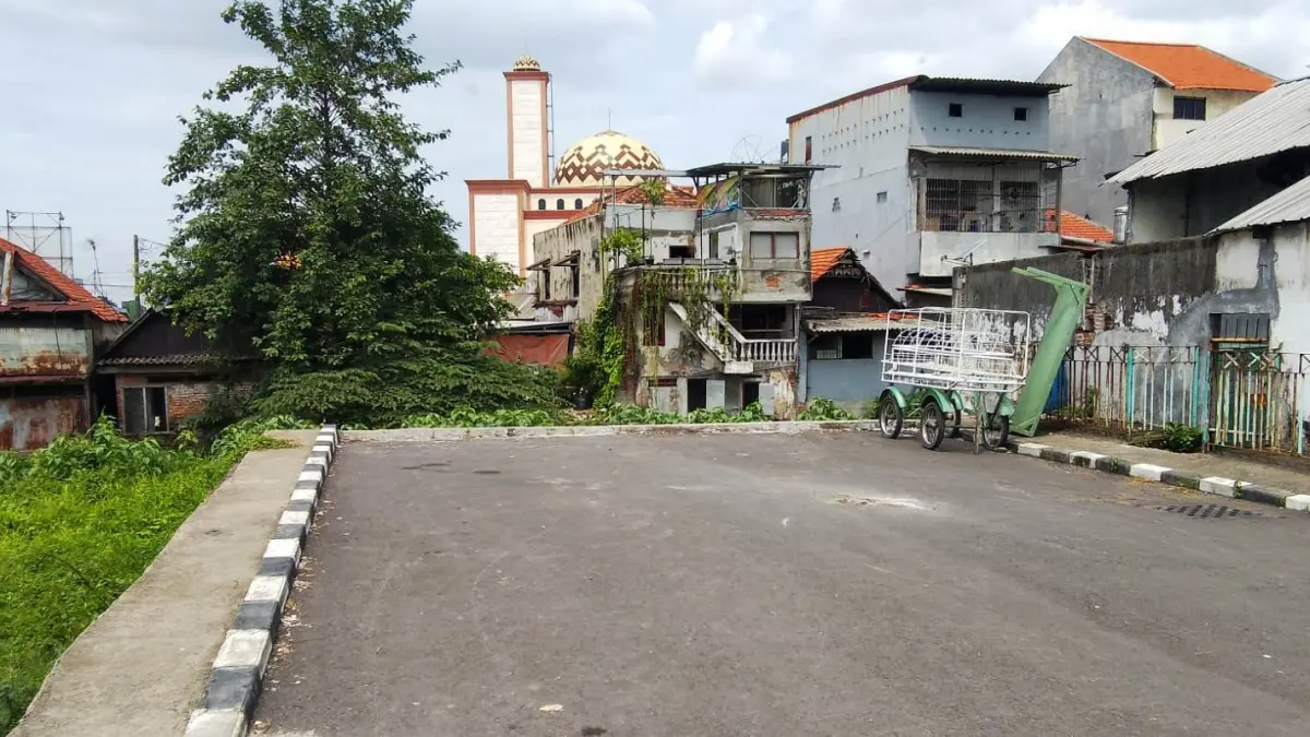 
MASIH BUNTU: Pembangunan frontage road di Jalan Raya Waru, Sidoarjo. (DIKY SANSIRI/RADAR SIDOARJO)