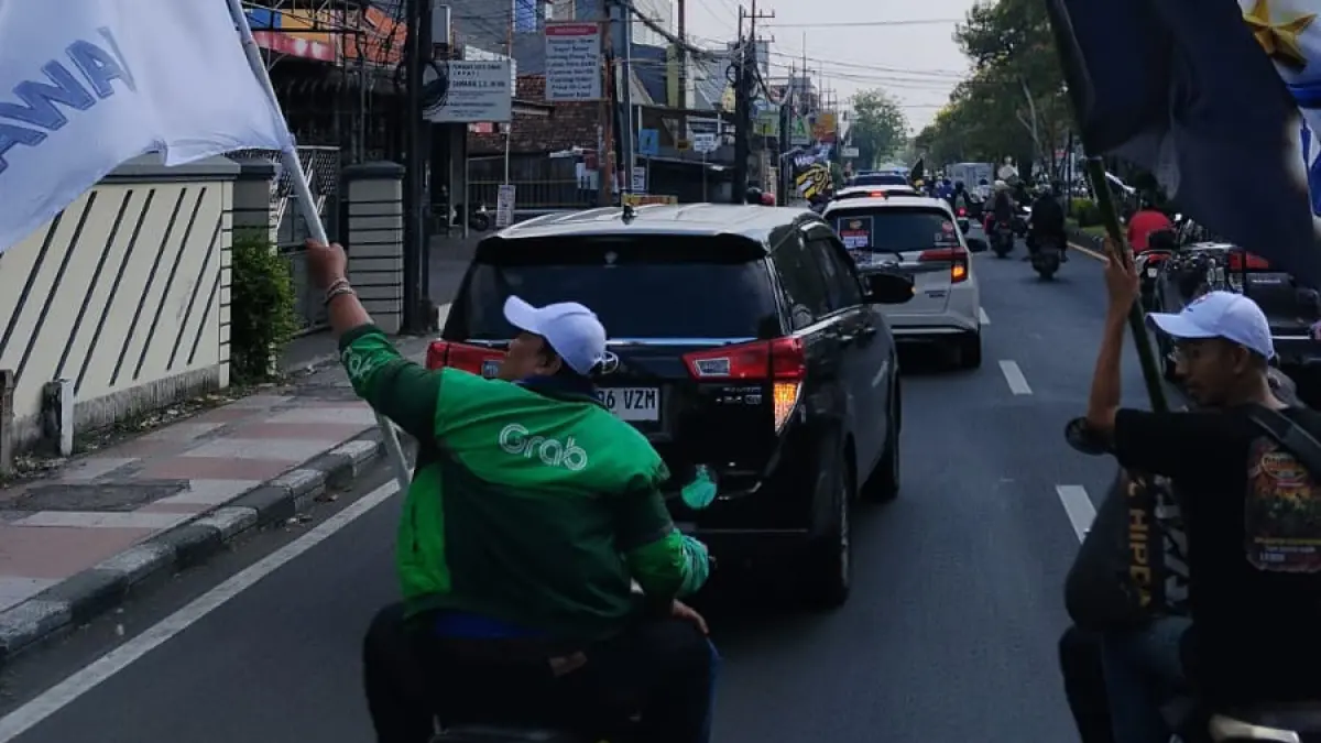 MENUNTUT: Demo ojol mulai melintasi jalanan Sidoarjo menuju Surabaya, Selasa (28/4).