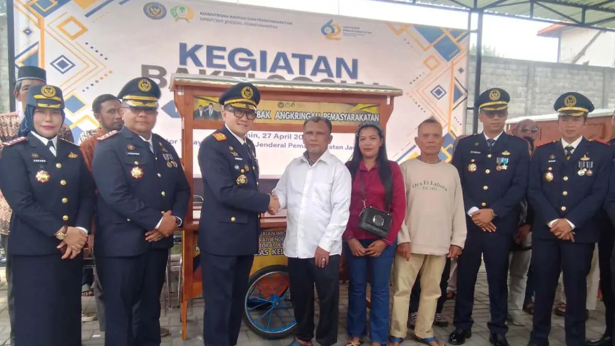 PEDULI: Kanwil Ditjenpas Jatim memberikan 42 gerobak angkringan kepada keluarga warga binaan di seluruh lapas se-Jawa Timur. (DIKY SANSIRI/RADAR SIDOARJO)