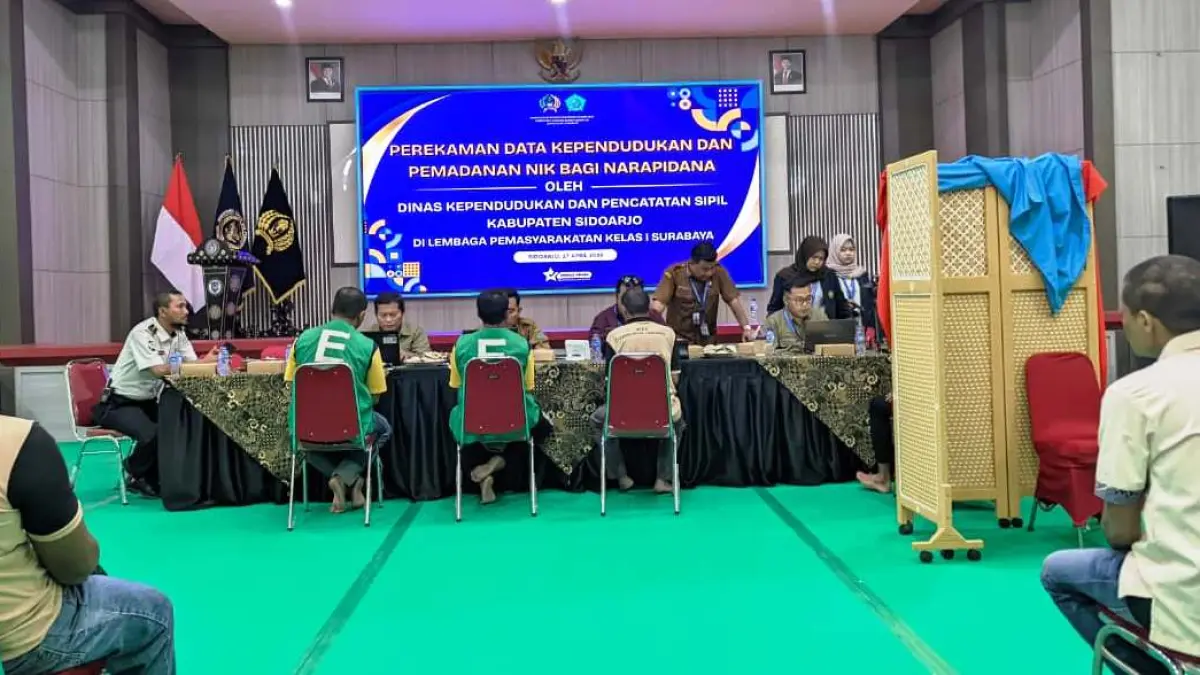 PEREKAMAN: Warga binaan mengikuti perekaman data kependudukan di Lapas Kelas I Surabaya.