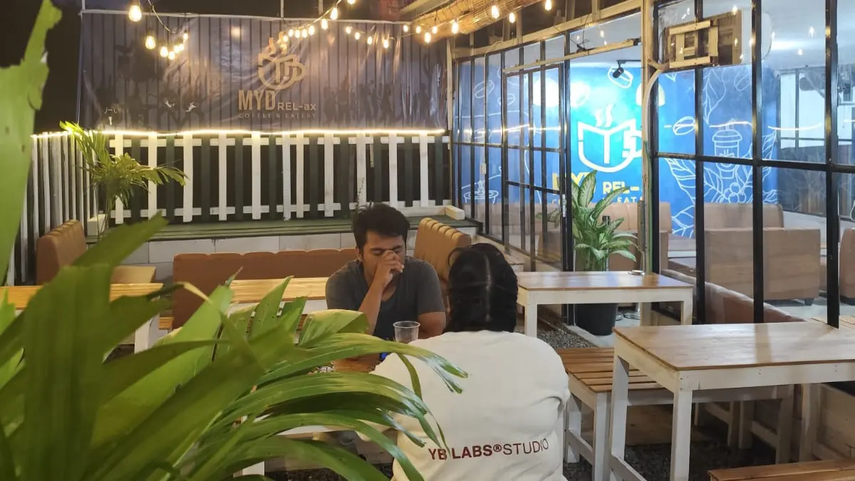 BARU: Kafe MYD REL-ax Coffee & Eatery dengan sensasi kereta melintas.