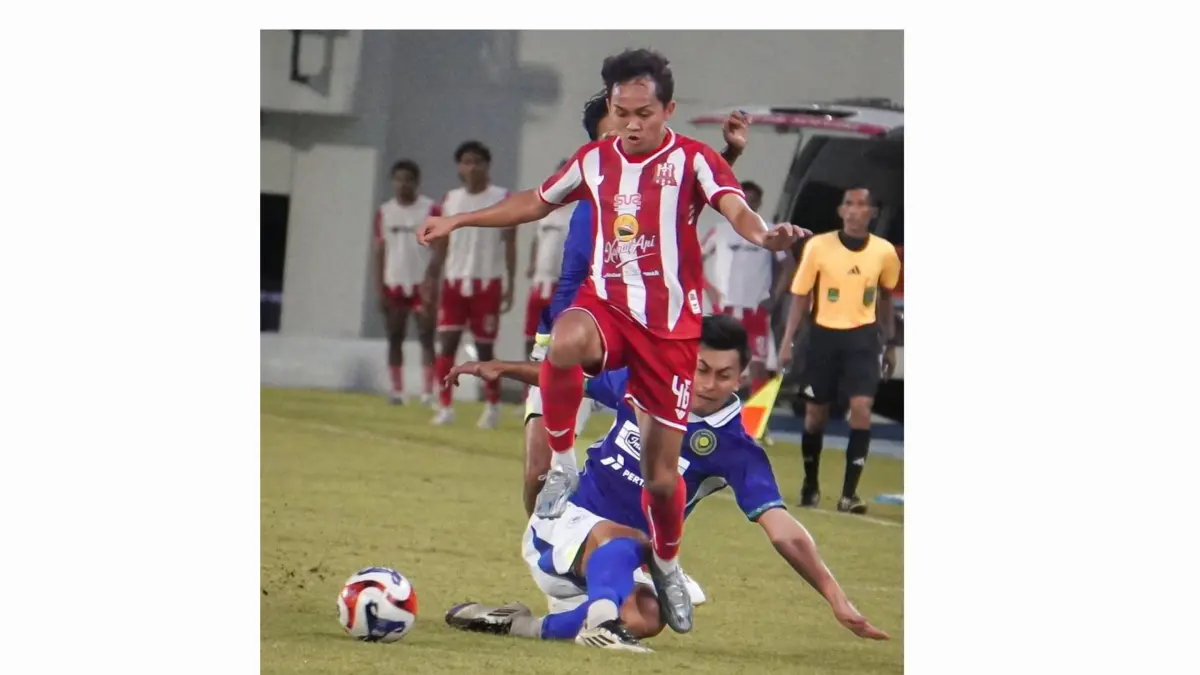 BERJUANG: Pemain Deltras FC Sidoarjo saat bertanding. (Foto Deltras Sidoarjo)