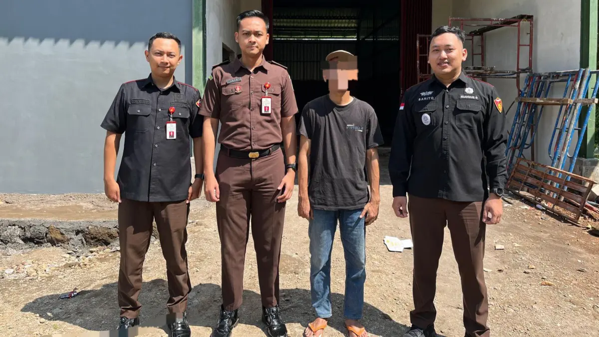 DIMAAFKAN: NR, 24, (dua dari kanan) didampingi petugas Kejaksaan Negeri Sidoarjo saat menjalani hukuman kerja sosial usai restorative justice.