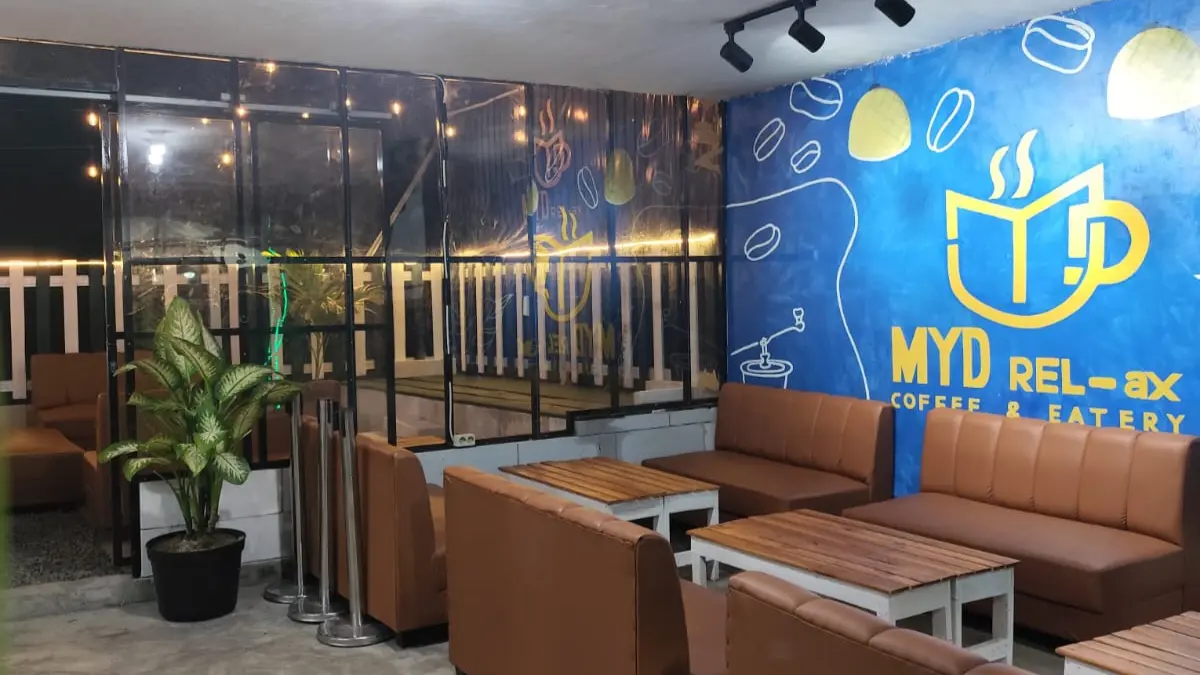 MYD REL-ax Coffee & Eatery, sebuah destinasi kuliner baru yang berlokasi tepat di pinggir rel kereta api, setelah pintu perlintasan Sumorame, Perum Jalan Mutiara Citra Asri.