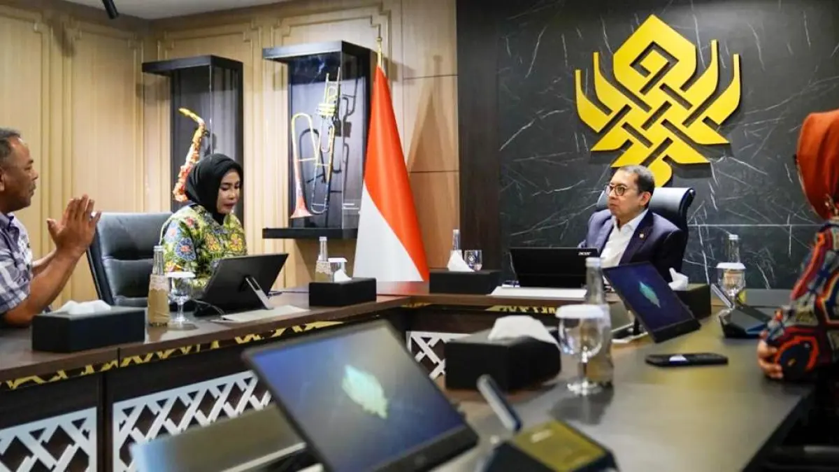 SINERGIS: Wakil Bupati Sidoarjo Mimik Idayana (dua dari kiri) bersama suami yang menjadi anggota DPR RI 2019–2024, Rahmat Muhajirin (kiri), menemui Menteri Kebudayaan RI Fadli Zon di Jakarta, Senin (27/4).

&nbsp;