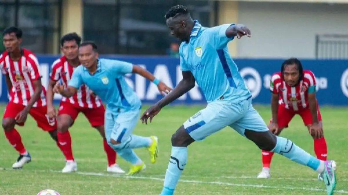 ANNIVERSARY GAME: Deltras FC Sidoarjo saat melawan Persela Lamongan. (Foto istimewa)