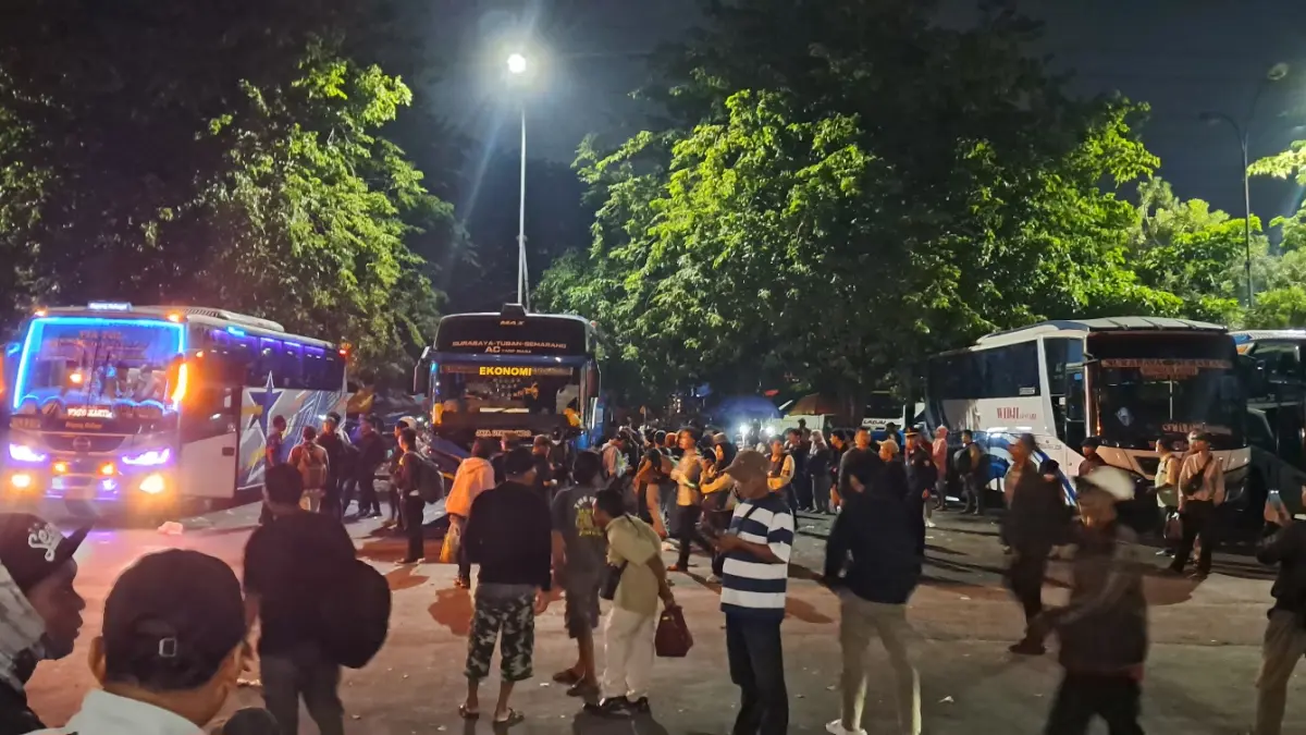 BERJUBEL: Kondisi terminal Purabaya dipenuhi penumpang yang akan naik bus. (VEGA DWI ARISTA/RADAR SIDOARJO)