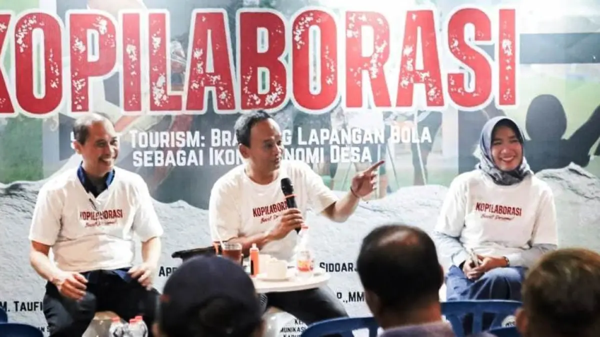 KOORDINASI: Kepala Dinas Komunikasi dan Informatika Kabupaten Sidoarjo, Eri Sudewo (kiri) bersama Sekretaris Komisi B DPRD Sidoarjo, Sullamul Hadi Nurmawan (tengah). (DIKY SANSIRI/RADAR SIDOARJO)