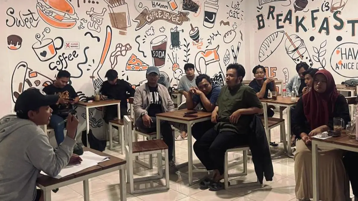 KRITIS: Pergerakan Mahasiswa Islam Indonesia (PMII) Cabang Sidoarjo berdiskusi tentang sejumlah program pemerintah. (DIKY SANSIRI/RADAR SIDOARJO)