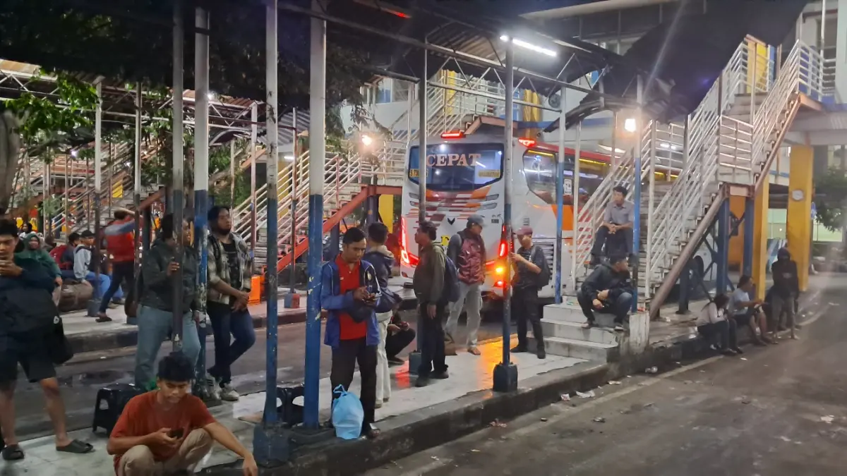 RAMAI: Penumpang menunggu kedatangan bus di shelter. (VEGA DWI ARISTA/RADAR SIDOARJO)