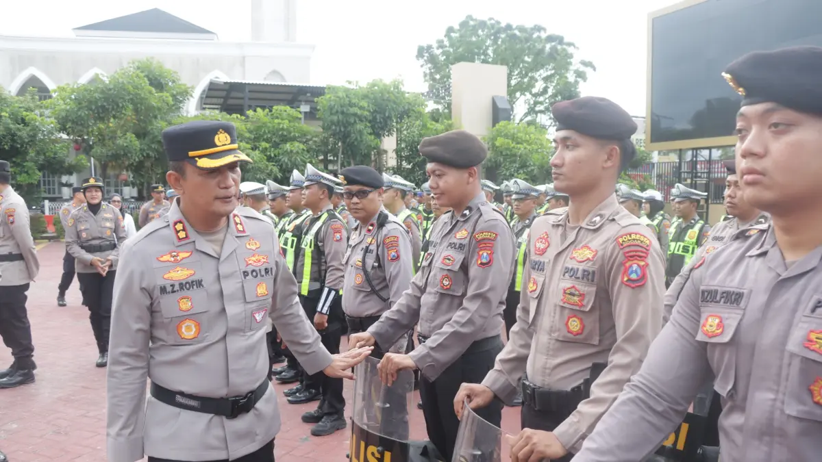 SIAGA: Wakapolresta Sidoarjo AKBP Mohammad Zainur Rofik meninjau kesiapan personel jelang May Day.