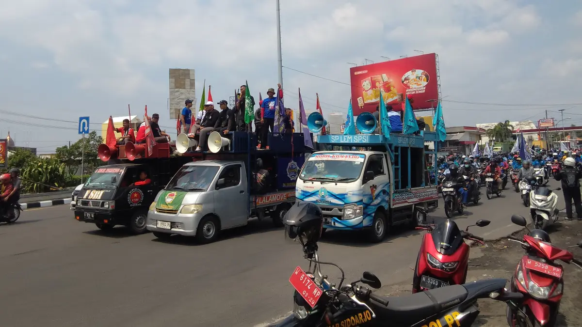 ASPIRASI: Ribuan buruh melintasi jalanan Sidoarjo, Jumat (1/5). (DIKY SANSIRI/RADAR SIDOARJO)