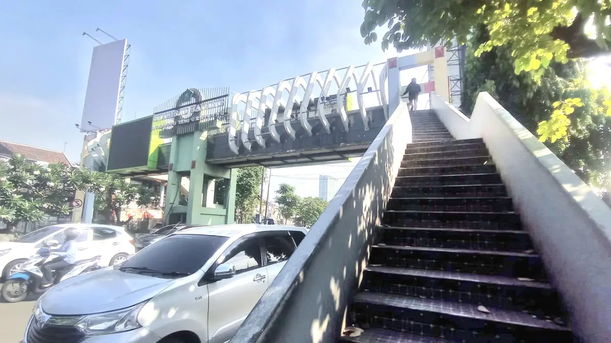 BERBENAH: Suasana Jembatan Penyeberangan Orang (JPO) di Bungurasih, Waru, Sidoarjo.&nbsp;