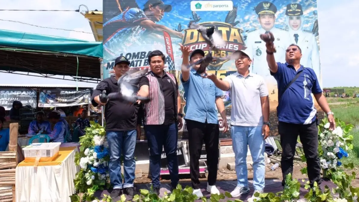 EVENT: Bupati Sidoarjo Subandi saat hadiri lomba balap merpati di Dusun Pologunting, Desa Gempolsari, Kecamatan Tanggulangin, Jumat (1/5).