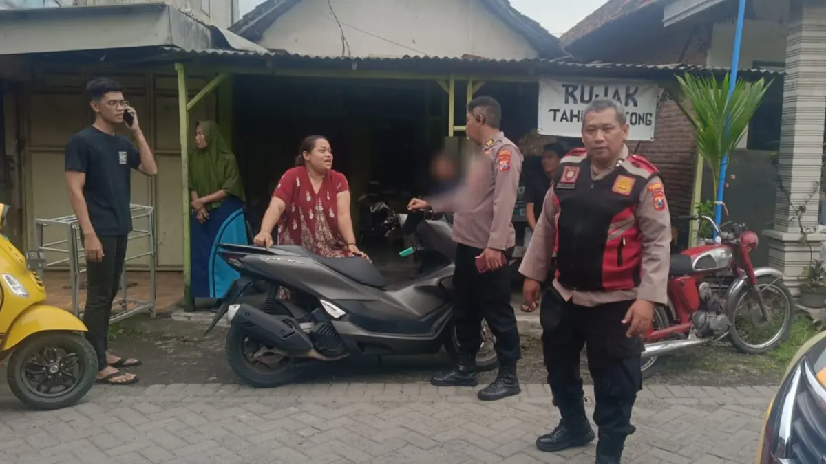 PENCEGAHAN: Personel Polsek Balongbendo saat melakukan pendampingan pada remaja yang diduga akan mengakhiri hidupnya.&nbsp;