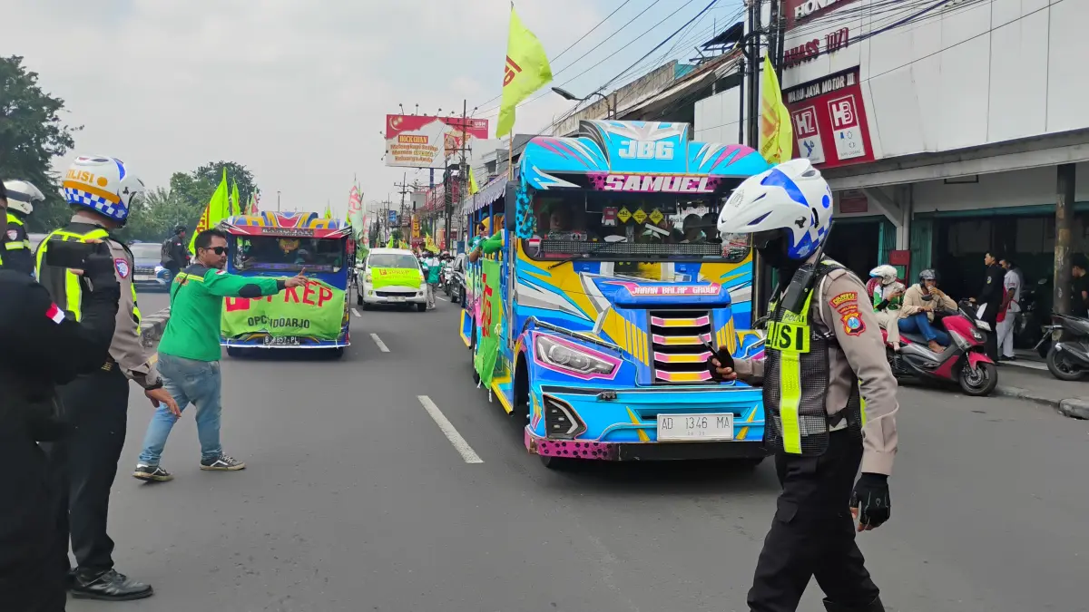 RIANG GEMBIRA: Ratusan buruh Sidoarjo naik kereta kelinci menuju Surabaya, Kamis (1/5). (DIKY SANSIRI/RADAR SIDOARJO)