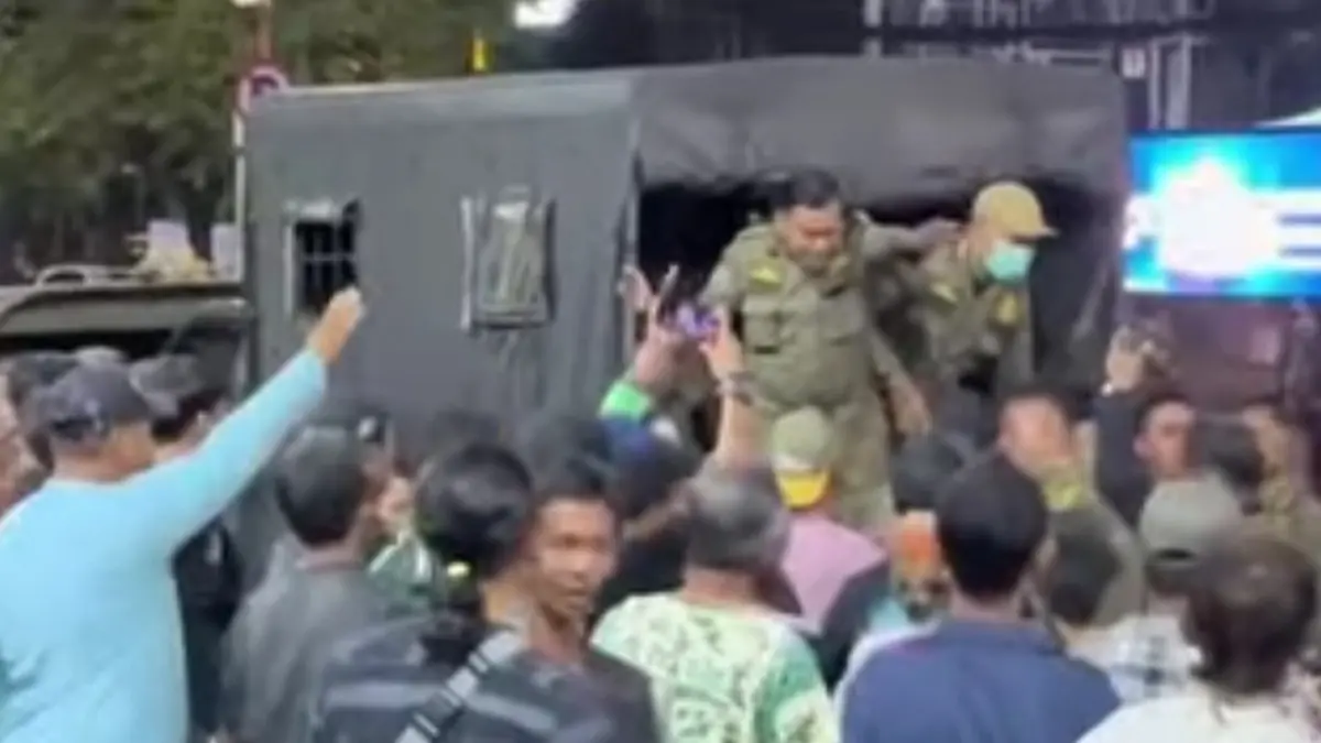 VIRAL: Sejumlah personel Satpol PP mendapat penolakan dari warga yang diduga merupakan para pedagang ketika proses penertiban berlangsung di Alun-alun Sidoarjo.