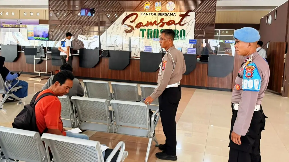 ANTISIPASI: Patroli dilakukan di Kantor Samsat untuk meminimalisir pelanggaran.