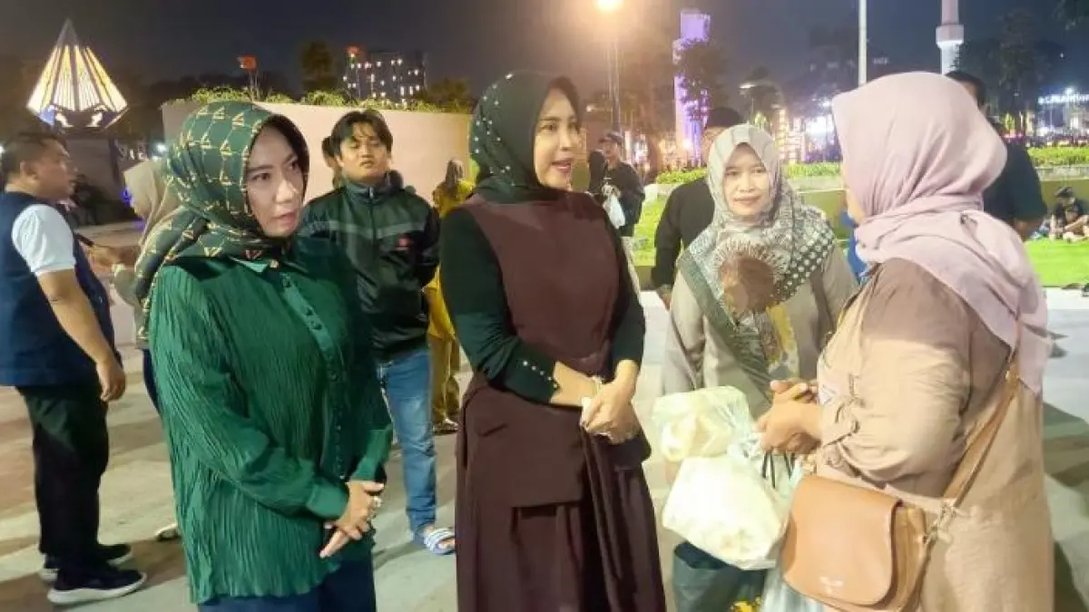 BERTEMU WARGA: Wakil Bupati Sidoarjo Mimik Idayana (tiga dari kanan) melakukan inspeksi mendadak ke Alun-alun Sidoarjo, Sabtu (2/5/2026) malam