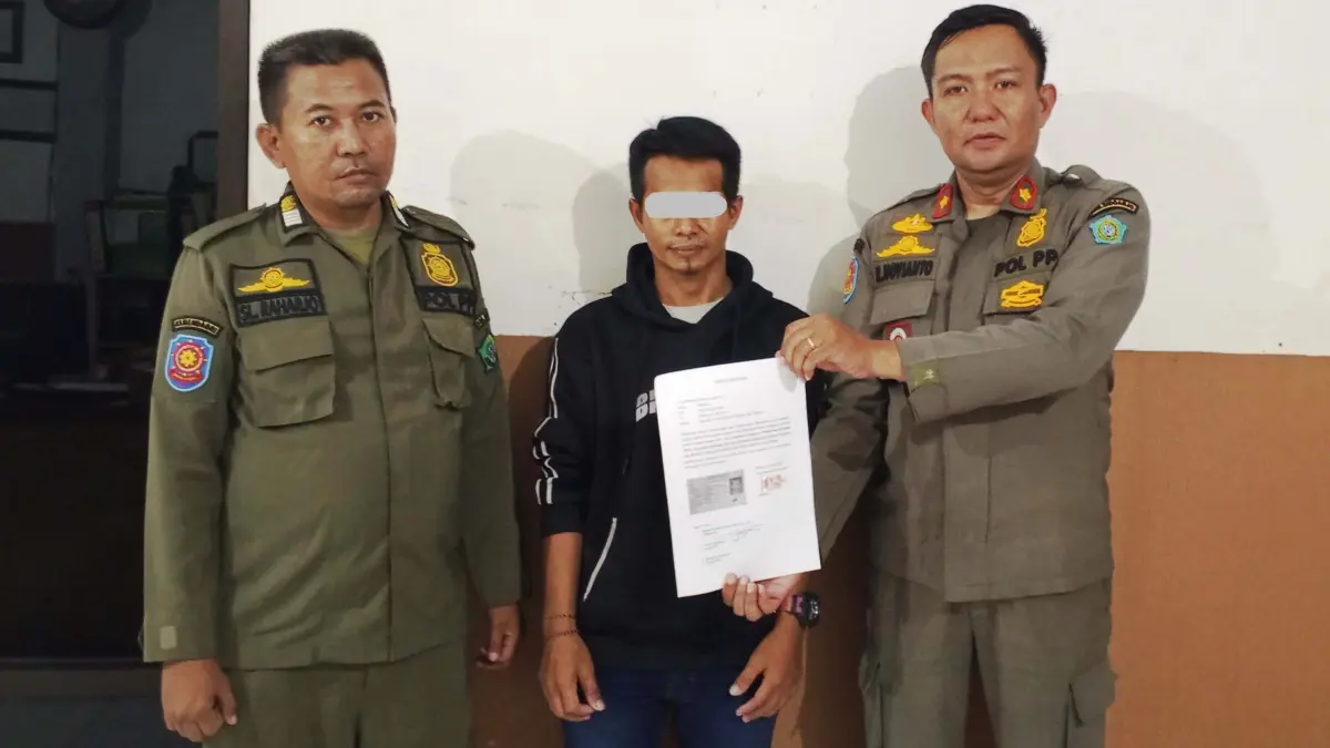 KLARIFIKASI: Oknum provokator saat penertiban PKL memberikan keterangan di Kantor Satpol PP Sidoarjo.
