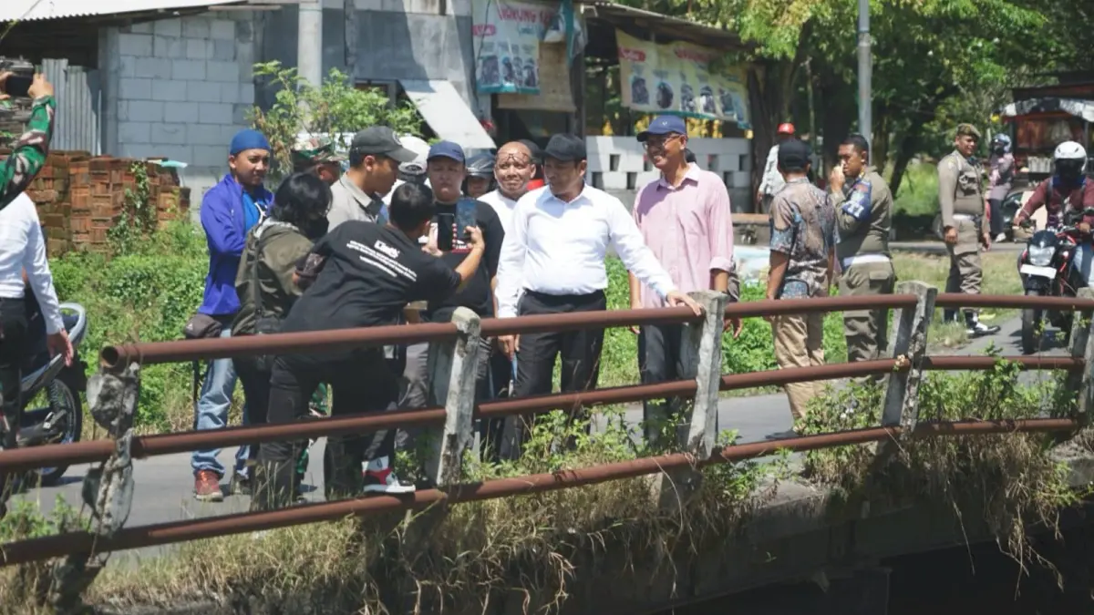 MEMPRIHATINKAN: Bupati Sidoarjo Subandi saat melihat kondisi Jembatan Tarik Kidul, Desa Tarik, Kecamatan Tarik, Sidoarjo.