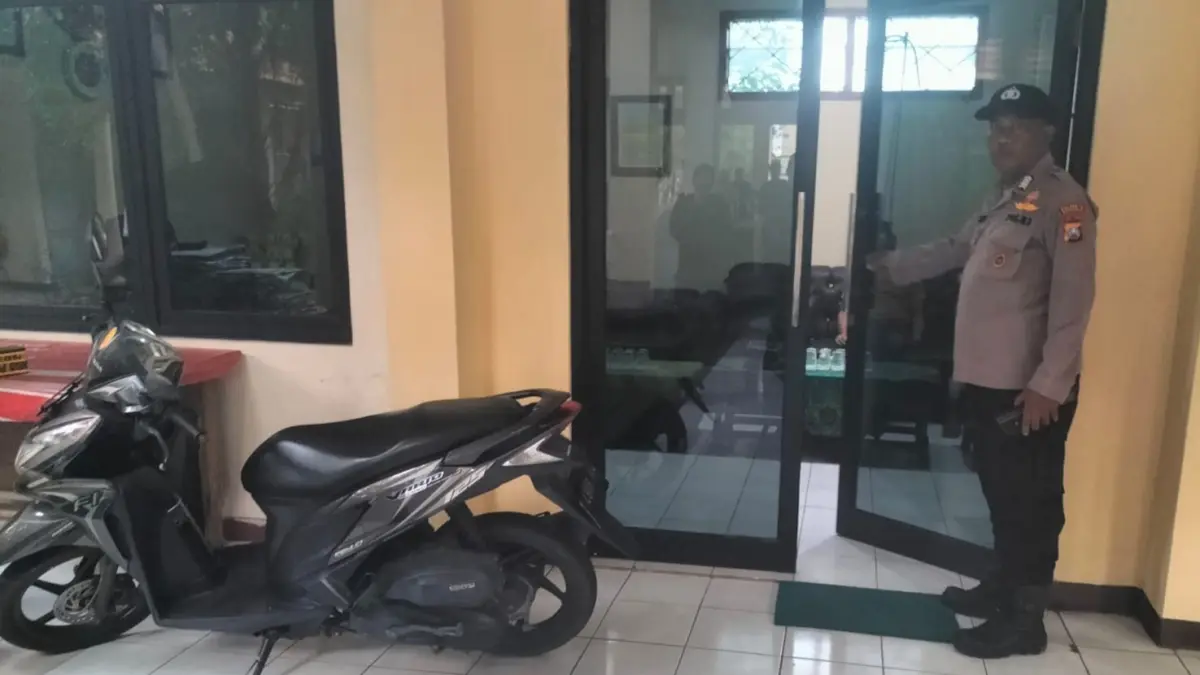 NAHAS: Lokasi Kepala Desa Buncitan, Kecamatan Sedati, Sidoarjo, ditemukan meninggal di dalam balai desa, Minggu (3/5).