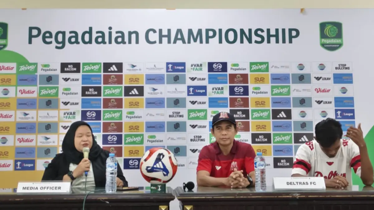 PENUTUPAN: Pelatih Deltras FC Nurul Huda (tengah) dan Pemain Deltras FC M Idris (kanan) saat pre-match conference.