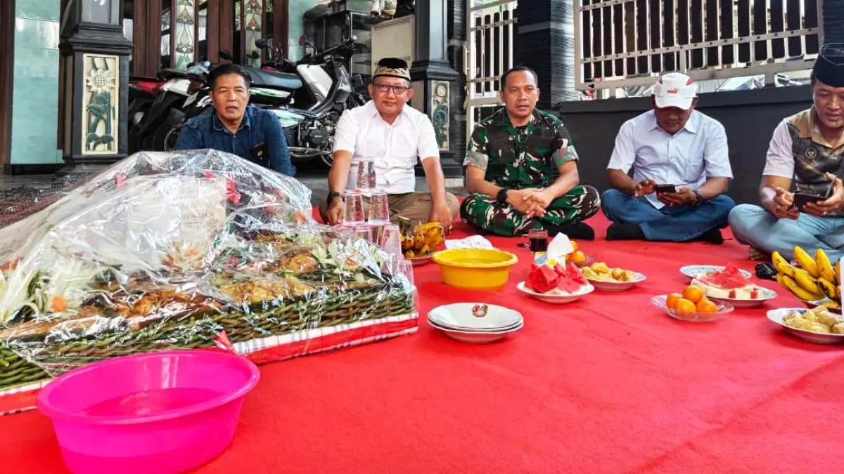 SINERGI: Jajaran Lapas Kelas I Surabaya berbaur dengan masyarakat dalam Ruwat Desa Kebonagung, Kecamatan Porong, Sidoarjo.